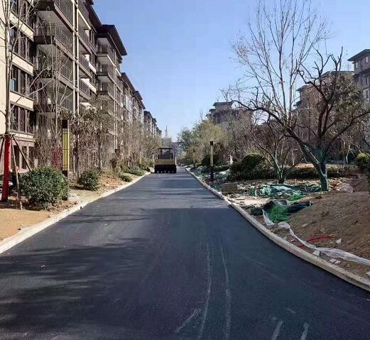 建业联盟新城4期沥青道路摊铺施工案例
