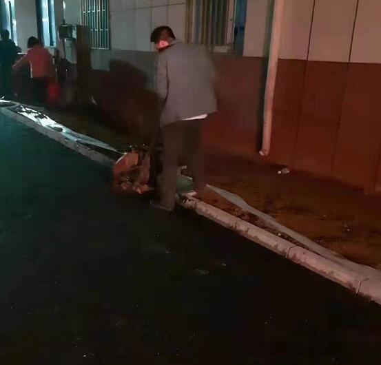 经开区外国语学校操场沥青摊铺