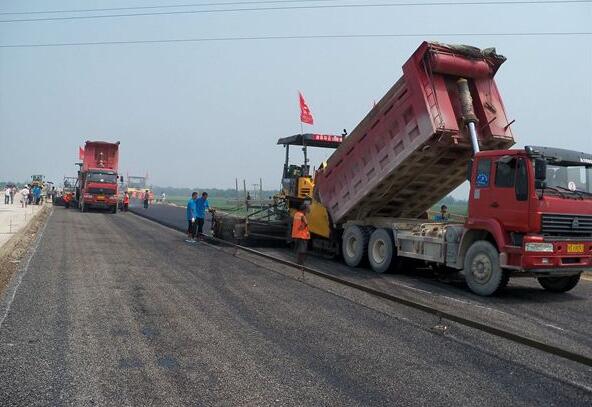 道路沥青摊铺的施工工序是怎样？