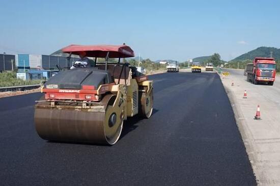 道路沥青摊铺在进行的过程中需要注意些什么？