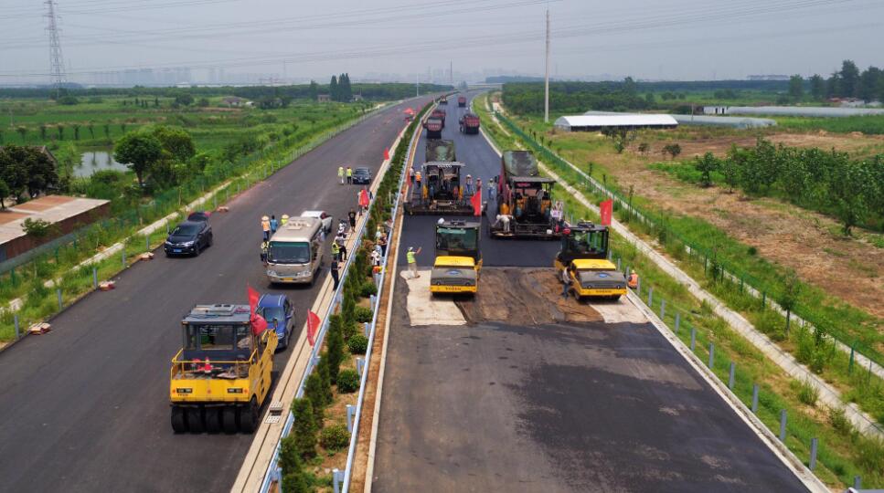 道路沥青摊铺施工有什么技术要求？