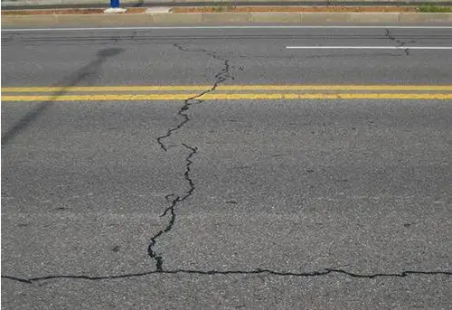 沥青路面出现裂缝的原因有哪些？