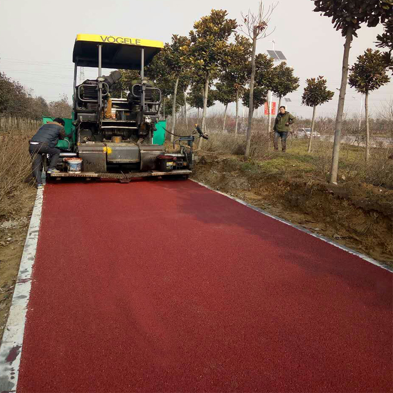 新郑龙湖景观道沥青摊铺