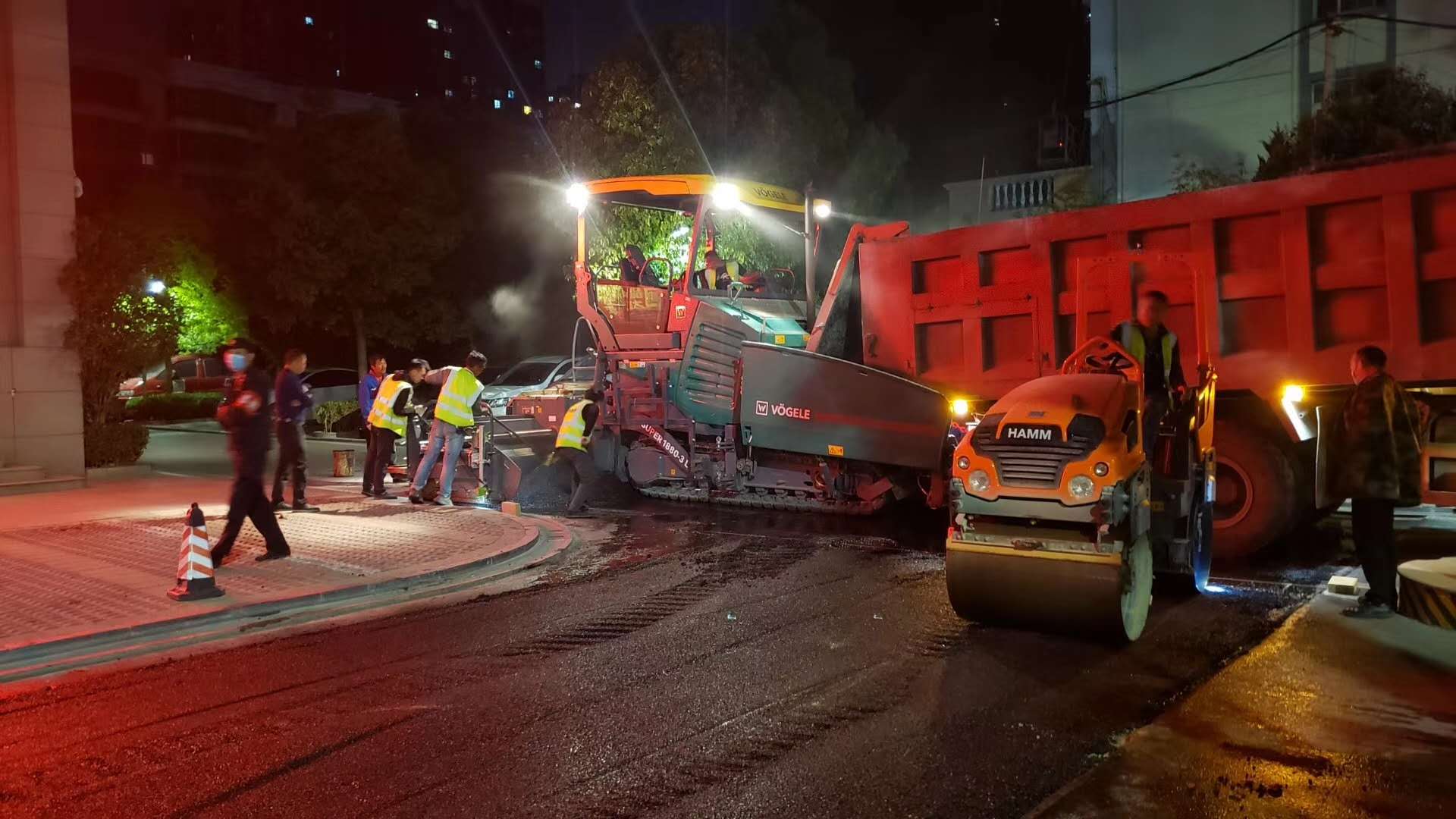 航海路 河南一建集团 沥青道路摊铺开始施工