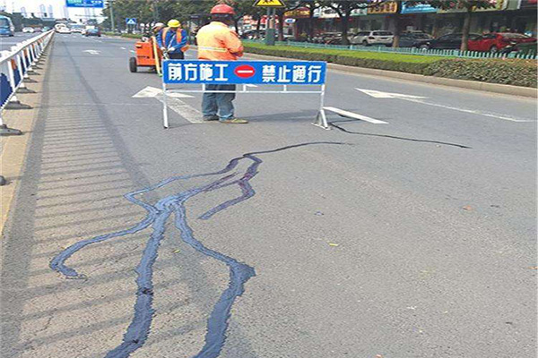 郑州沥青道路裂缝的灌缝操作具体步骤是什么？